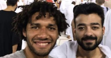 هيثم شاكر ينشر صورته مع محمد الننى من أمام الكعبة