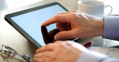 كيف تنظف شاشة هاتفك بطرق بسيطة وآمنة؟ 