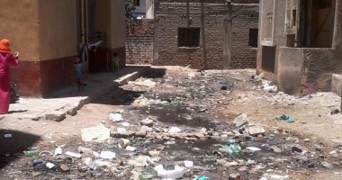 بالصور..مياه الصرف تهدد عمارة البريد بمطاى فى المنيا بالانهيار
