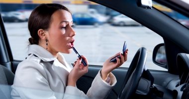 لو الوقت زنقك..5 نصائح لتطبيق المكياج بنجاح فى السيارة 