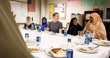 مارك زوكربيرج يتناول الإفطار مع مجموعة من اللاجئين