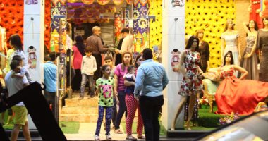 قبل أيام من عيد الأضحى.. عودة الحركة بمحلات وسط البلد رغم ارتفاع الأسعار.. الزبائن: الأوكازيون وهمى وسعر الطقم يبدأ من 600 حتى 1000 جنيه.. والغرفة التجارية: الرواج محدود بسبب ضعف القوة الشرائية للمستهلكين