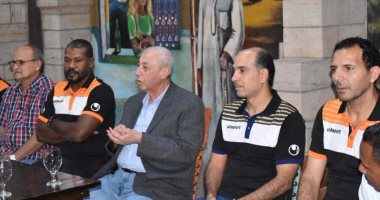 محافظ أسوان يلتقى لاعبى فريق النصر للتعدين إستعداداً للقاء نادى الشرقية