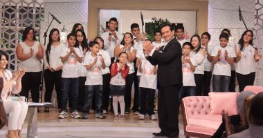 بالصور.. محمد ثروت يهدى منى الشاذلى أجمل ما غنى للأطفال بتوزيع جديد