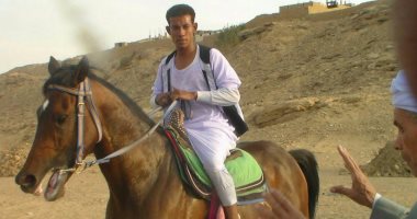 بالصور.. الحصان "محسود" يتربع على كرسى "أسوان والأقصر" عامين بسباق الفروسية