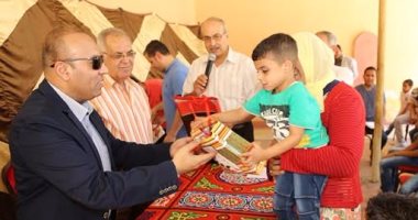 محافظ المنوفية يوزع العيدية و الهدايا على الأطفال الأيتام بشبين الكوم
