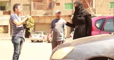 بالفيديو.. شباب يتحرشون برجل تنكر فى زى منقبة