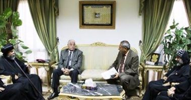 بالصور.. محافظ جنوب سيناء يستقبل أسقف المحافظة للتهنئة بعيد الفطر المبارك 