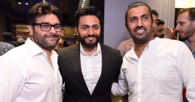 بالصور.. تامر حسنى يحتفل مع أصدقائه بالعرض الأول لفيلمه "تصبح على خير"