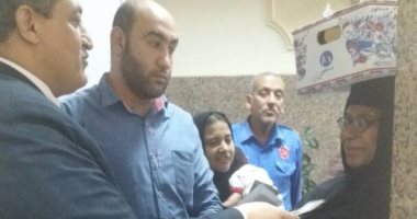 بالصور.. نائب محافظ القاهرة يوزع مساعدات مادية وسلع غذائية على 150 أسرة
