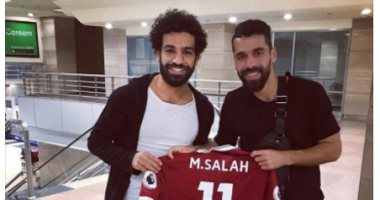   شاهد.. المئات يحاصرون محمد صلاح لالتقاط صور تذكارية
