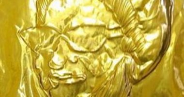 قارئ يحول ورق الفويل للوحات فنية ورسومات إبداعية