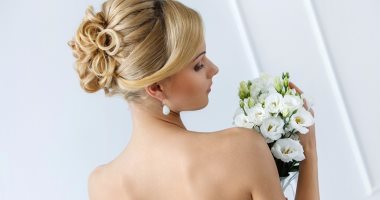 كيف يؤثر فستان زفافك على اختيارك لتسريحة الشعر؟