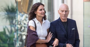 بالصور .. كاتي هولمز تصور The Gift مع باتريك ستيوارت 