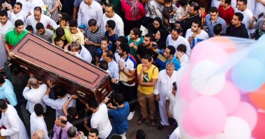 دموع الحزن فى حماية دموع الفرح.. صورة تشييع جنازة وسط احتفالات عيد الفطر