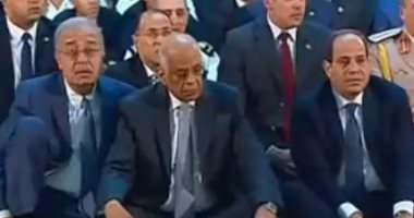 بالفيديو..الرئيس السيسي يغادر مسجد محمد كريم بالإسكندرية عقب أداء صلاة عيد الفطر