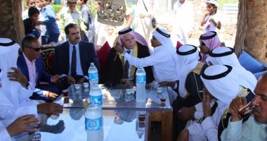 بالصور.. مرتديا الزى البدوى.. محافظ جنوب سيناء يهنئ أهالى دهب بعيد الفطر