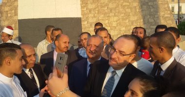 بالصور محافظ بنى سويف يلتقط السيلفى من أطفال المدينة