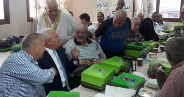 بالصور.. محافظ بورسعيد يشارك المسنين إفطار أول أيام عيد الفطر