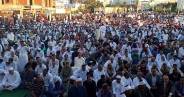 بالصور.. "فرحة وهيصة وصلاة" الساحات تستقبل المصلين والبالونات الحمراء تزين المحافظات.. المحافظون ومدراء الأمن يؤدون صلاة عيد الفطر.. والخطباء: المسلم الحق معتدل فى حياته.. وتشديدات أمنية لمنع التحرش