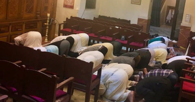 صحفية مغربية تتهم حاخام بسرقة صورة لصلاة مسلمين فى معبد يهودى