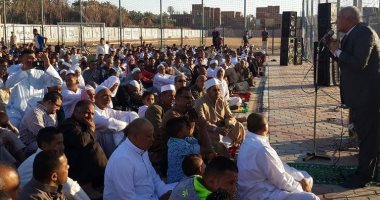 بالصور.. محافظ الوادى الجديد يتفقد موقع حريق قرية الراشدة بعد صلاة العيد