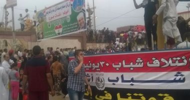 مسيحى يهنئ المسلمين بلافتة تجمع صورتى الشيخ الشعرواى والبابا شنودة