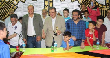 وزير القوى العاملة يسلم كأس دورة رمضان لفريق الصالحية الفائز بالشرقية