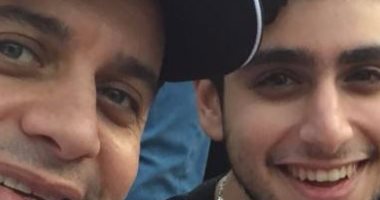 سيلفى النجوم فى عيد الفطر.. أحمد السعدنى ينشر صورته مع عمرو خالد أثناء صلاة العيد.. مصطفى قمر يشارك بصورة بصحبة ابنه.. ودنيا عبد العزيز تنشر فيديو من أمام مسجد مصطفى محمود.. ورشا مهدى بالإسدال