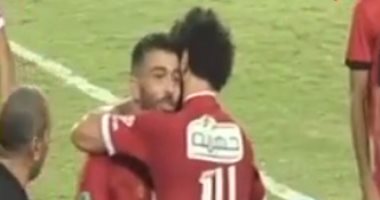 بالفيديو.. غالى يحاول اقناع متعب استلام درع الدورى.. والقناص يرفض 