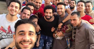 بعد تبرعه بـ5ملايين جنيه لدور الأيتام والمستشفيات بطنطا.. محمد صلاح "فاعل خير" فى الكرة المصرية.. يصرف مرتبات شهرية لفقراء الغربية.. ساهم فى تطوير مدرسته.. وأنشأ وحدة غسيل كلوى وسيارة إسعاف لأهالى قريته 