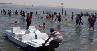 بالصور.. البحر ملاذ زوار الإسماعيلية للهروب من حرارة الجو فى العيد
