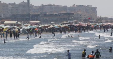 بالصور ... زحام فى شواطئ بورسعيد هربا من الحر واحتفالا بالعيد