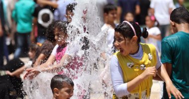 بالصور..  أطفال يحولون نافورة حديقة الأزهر لحمام سباحة فى عيد الفطر