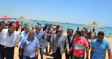 بالصور.. محافظ السويس يؤكد على توفير الأمن بالشواطئ والقرى السياحية
