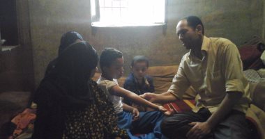 بالصور.. مأساة أسرة مريضة يتساقط عليها سقف المنزل وتعيش معها القوارض