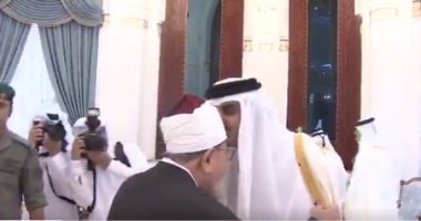 بالفيديو.. تميم يعلن استمرار انحيازه للإرهاب ويلتقى القرضاوى ويقبل رأسه