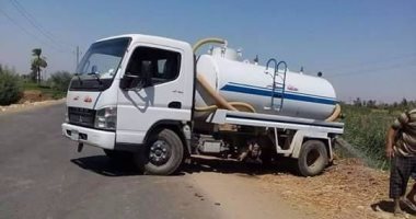 بالصور.. سيارة صرف بالأقصر تلقى مياهها فى ترعة قرية الخضيرات