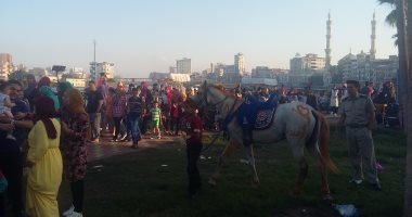 بالصور.. كورنيش النيل بدمياط ملاذ البسطاء للاحتفال بعيد الفطر
