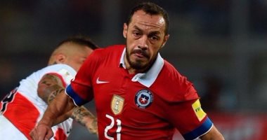 لاعب تشيلى يتوعد رونالدو ويكشف طريقة إيقافه