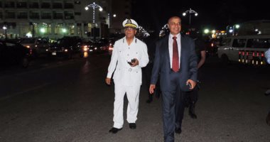 بالصور.. مدير أمن مطروح يتفقد الحالة الأمنية والمواطنون يلتقطون صور "سيلفى" معه