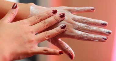 خلى إيديكى دايماً شباب.. 5 حلول هتساعدك تتخلصى من تجاعيد اليد