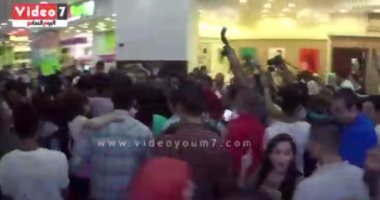 بالفيديو..جماهير حاشدة تلتف حول تامر حسنى وتلتقط السيلفى بعرض تصبح على خير