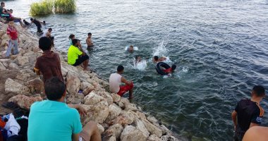بالصور.. أهالى البلينا وطما يصنعون بهجتهم.. نيل سوهاج يتحدى مصايف الغردقة