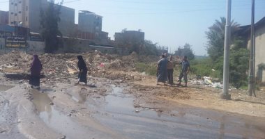  بالصور.. انفجار خط الصرف الصحى الرئيسى فى دمياط 