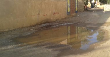 تسريب مياه أسفل المنازل وتهالك الخط الرئيسى.. شكوى سكان نجع الفقرة بقنا