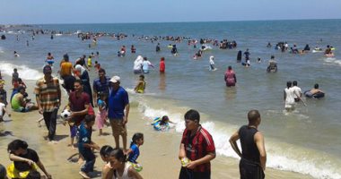 البحث عن جثمان طفل لقى مصرعه غرقا بشاطئ مطوبس المغلق بكفر الشيخ 