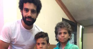 بالصور.. محمد صلاح يحقق أمنية 3 أطفال بالتقاط صورة تذكارية معهم