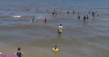 بالصور .. إقبال كبير من المصطافين على شواطئ جمصة 