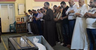 بالصور.. وصول جثمان والد المخرج عمرو سلامة مسجد مصطفى محمود لصلاة الجنازة    